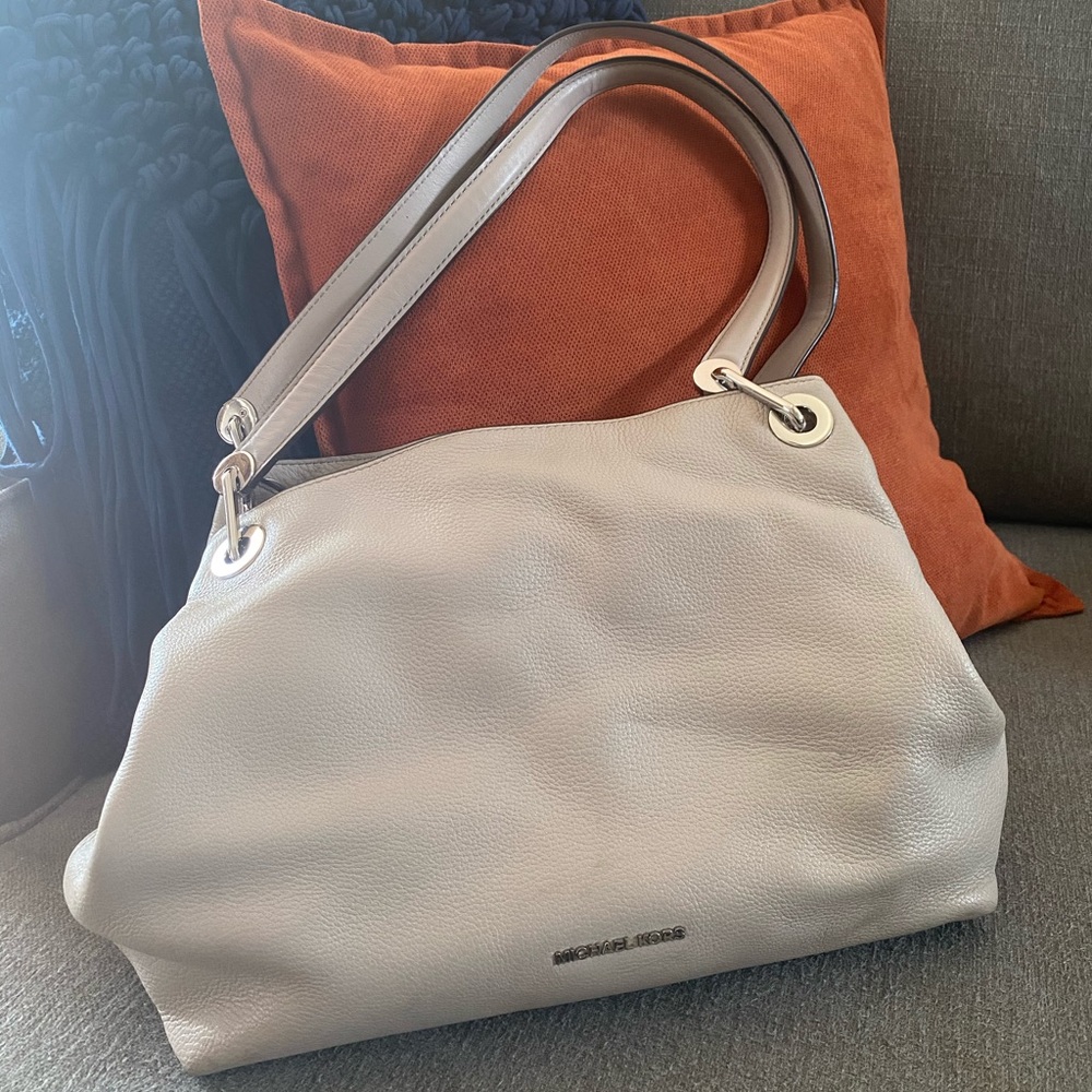 🤍Michael Kors Gray/Cream Purse🤍